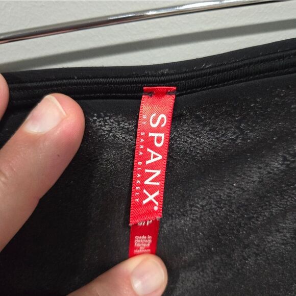 🐢 Spanx Leggings Small. Black some sheen/texture Size S - Picture 6 of 8